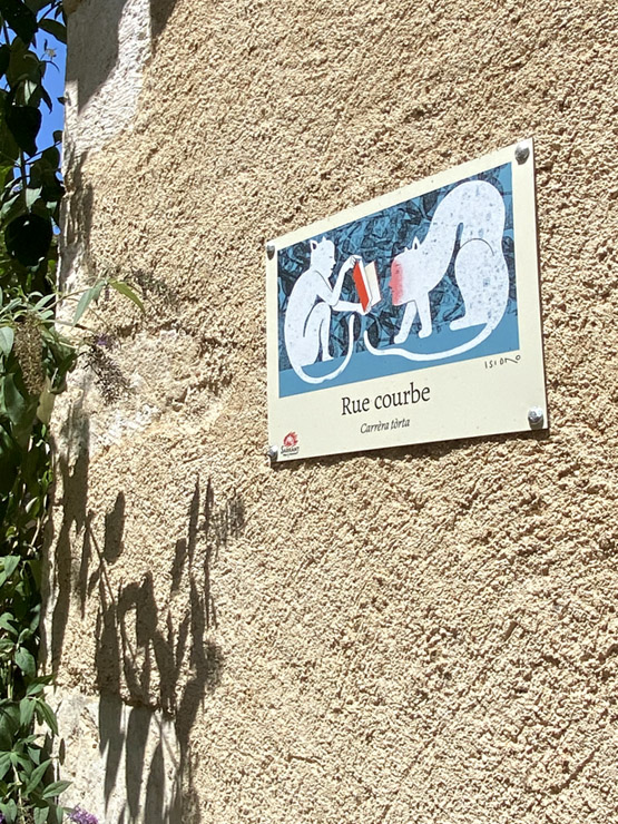 plaque de rue au village de Sarrant